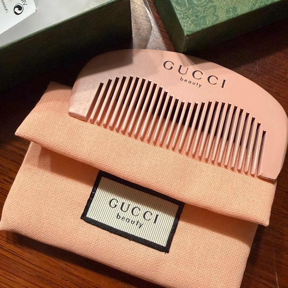 Gucci Pink Beauty Comb - Picture 2 of 2